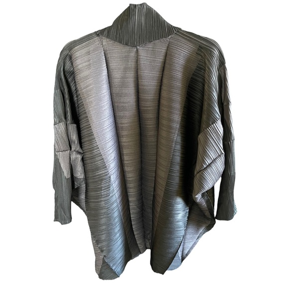 The Kynah Pleated Versatile Jacket Top - Picture 4 of 7